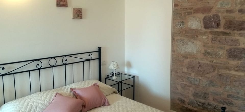 Desk, soundproofing, rollaway beds, free WiFi