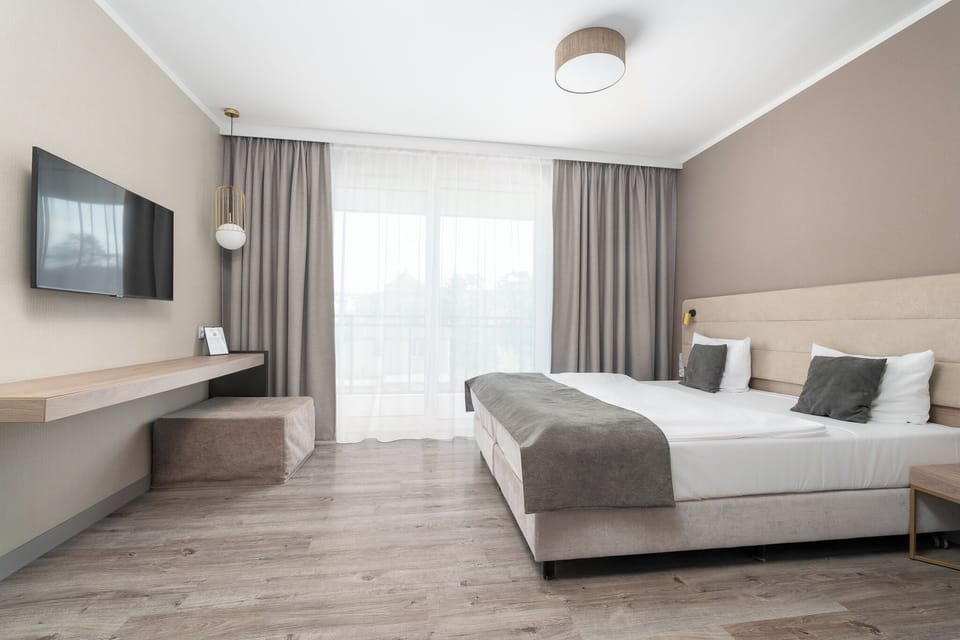 Apartament | Premium bedding, in-room safe, laptop workspace, blackout drapes