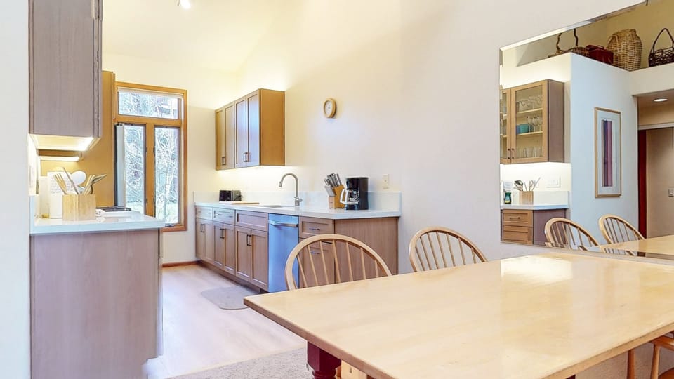 Townhome, 2 Bedrooms | Dining