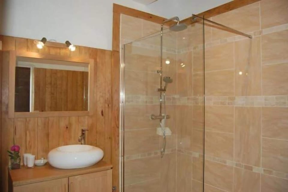 Free toiletries, hair dryer, bathrobes, towels