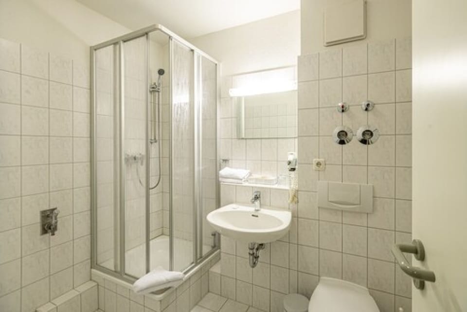 Family Apartment | Bathroom | Shower, hair dryer, towels
