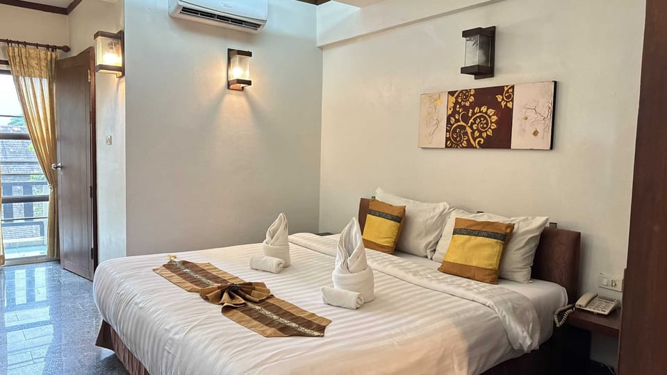 Junior Suite | Desk, WiFi (free), bed sheets