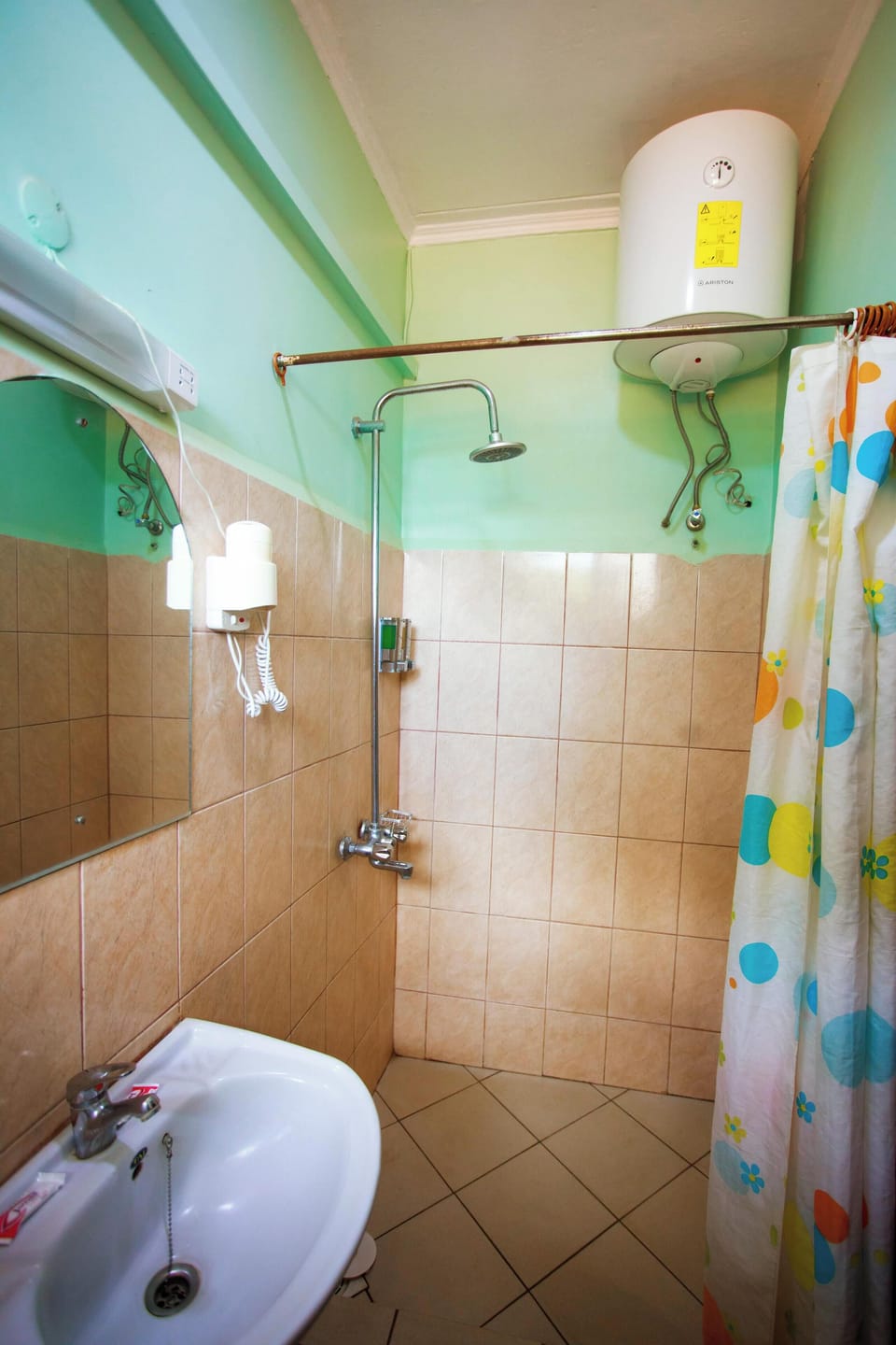 Economy Twin Room | Bathroom | Shower, hair dryer, towels
