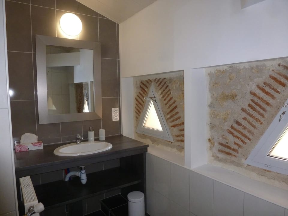Bathroom sink