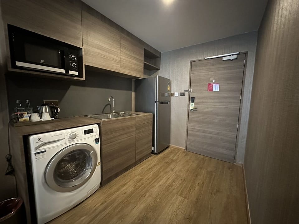 Family Suite | In-room safe, desk, laptop workspace, blackout drapes