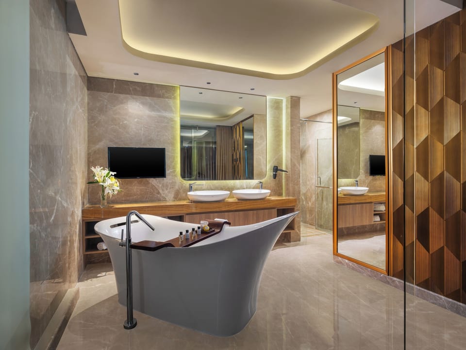 Grand Room, 1 Bedroom, Non Smoking, City View | Bathroom | Shower, free toiletries, slippers, towels