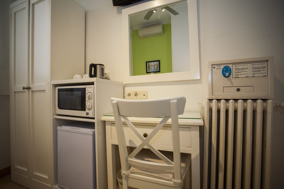 Single Room, 1 Twin Bed, Private Bathroom | Desk, iron/ironing board, free WiFi, bed sheets