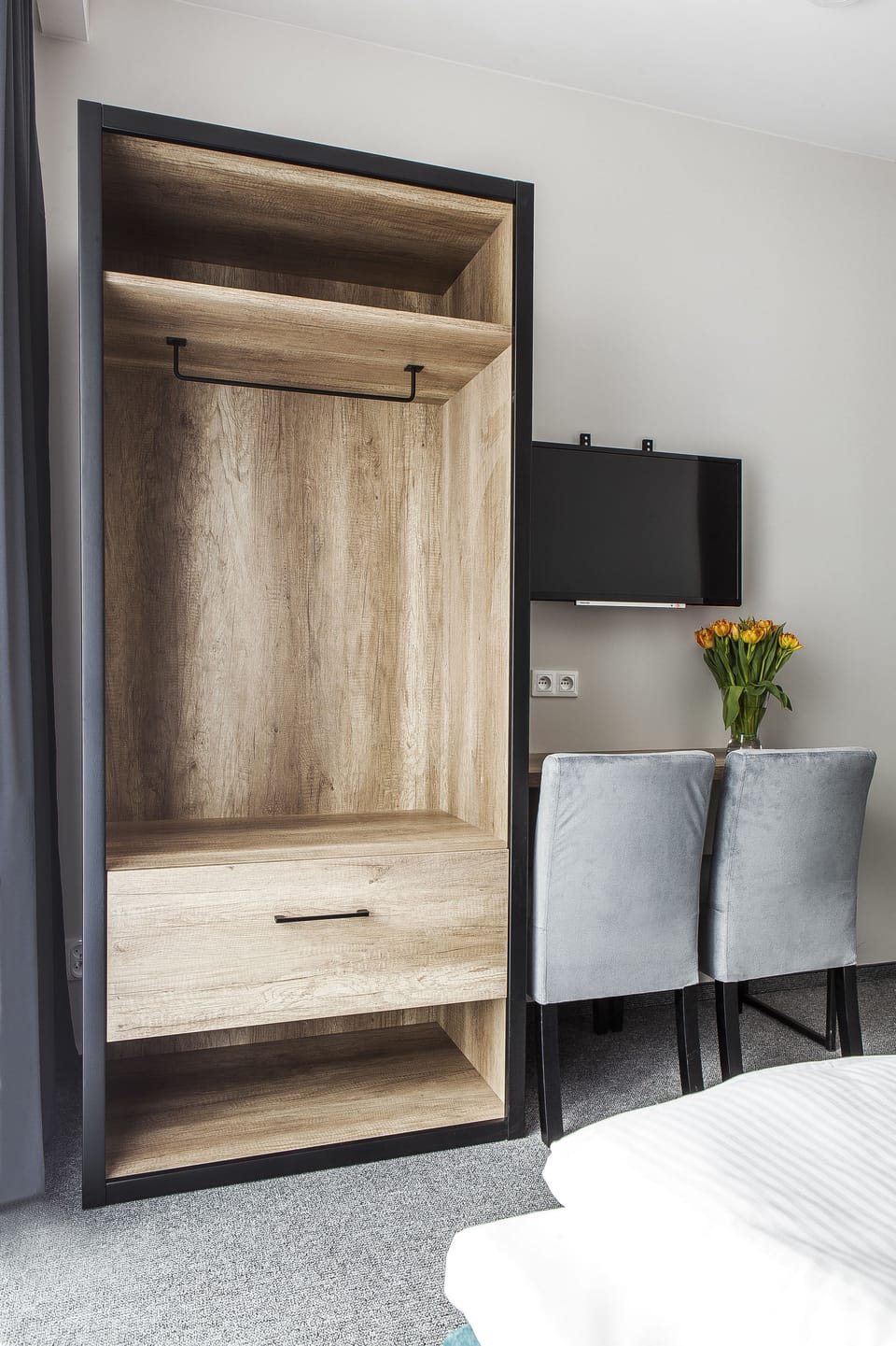 40-inch flat-screen TV with satellite channels, TV, Netflix