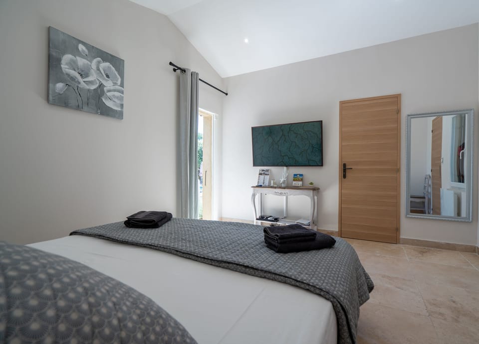 Premium Studio (L'Olivier) | Minibar, in-room safe, individually decorated, individually furnished