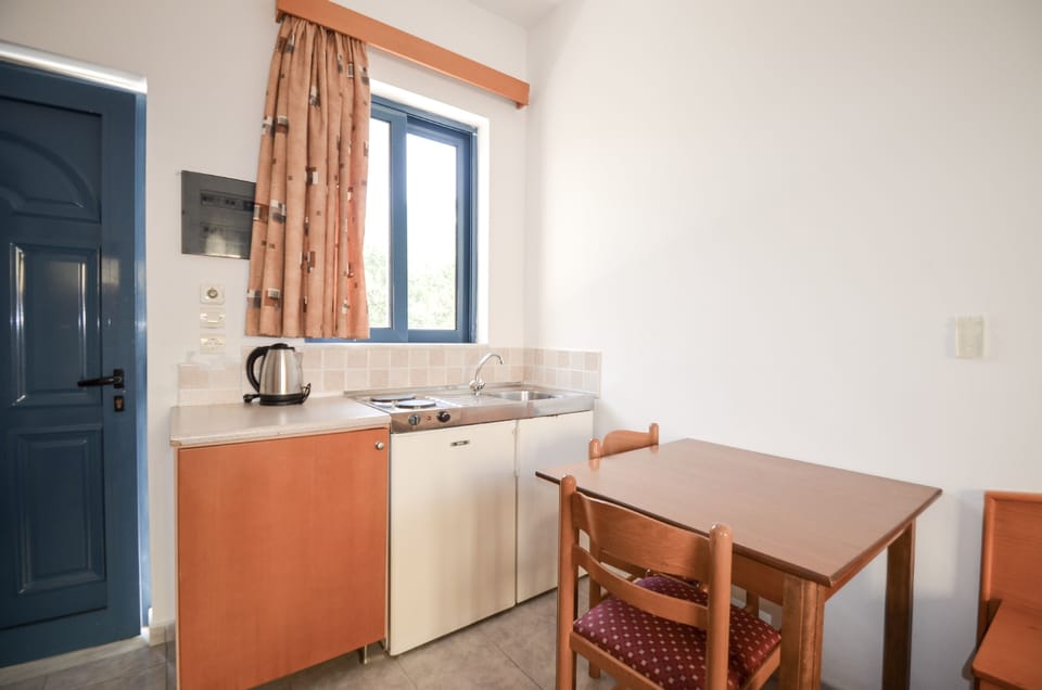 Apartment, 1 Bedroom | Private kitchenette | Fridge, stovetop, electric kettle, cookware/dishes/utensils