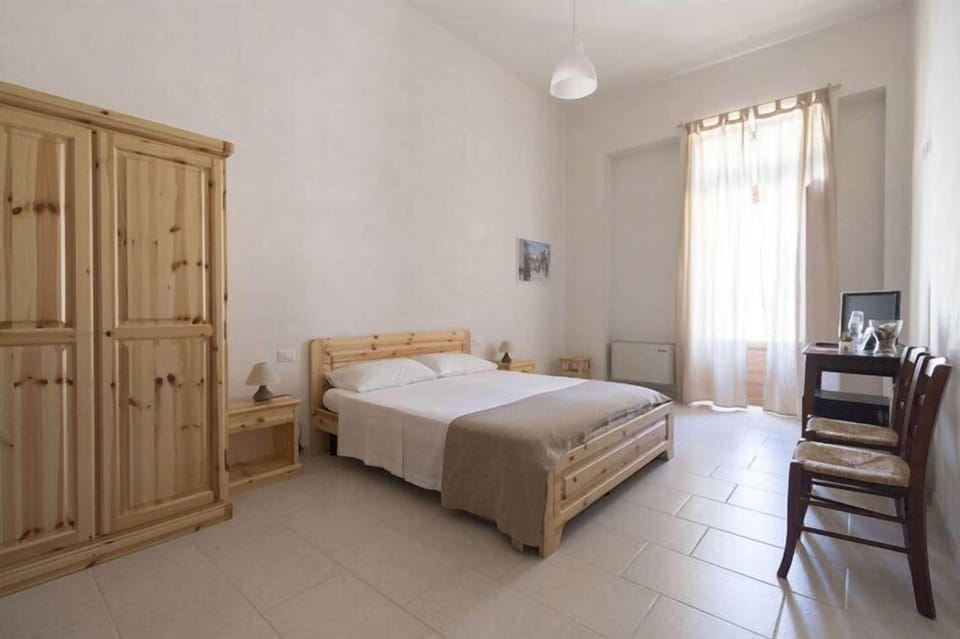 Premium bedding, minibar, desk, blackout drapes