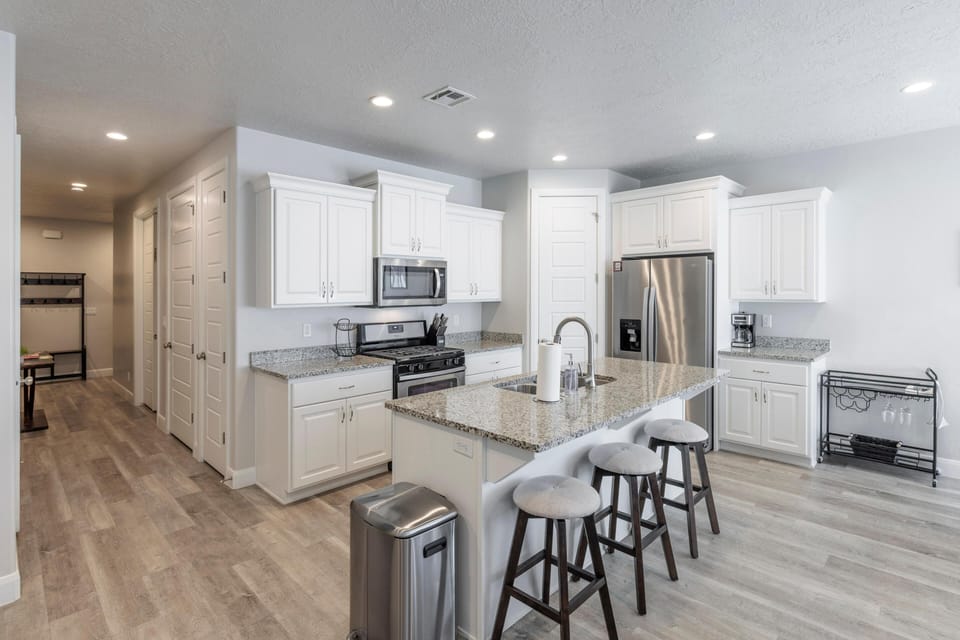 House, Multiple Beds, Mountain View (18 Holes and A Hot Tub) | Private kitchen | Fridge, microwave, oven, stovetop
