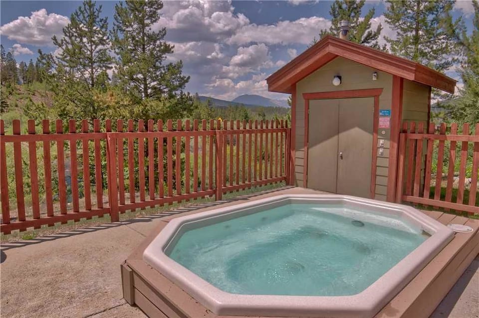 Family Apartment, 2 Bedrooms, Fireplace | Outdoor spa tub