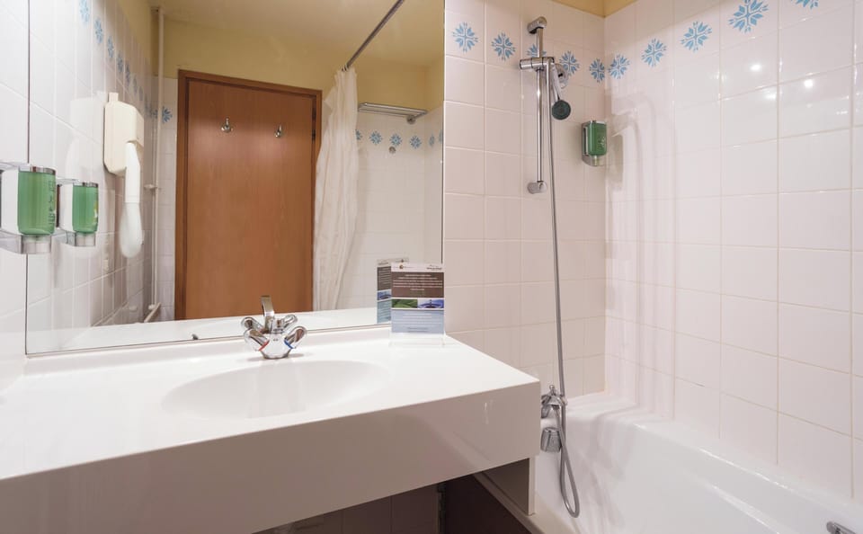 Combined shower/tub, hair dryer, towels