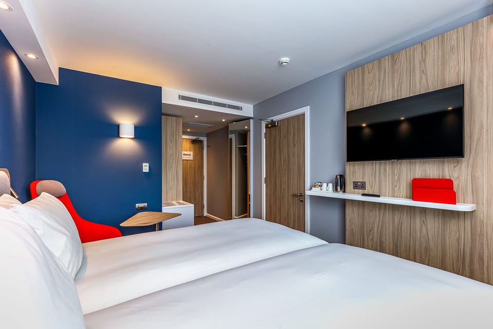 Standard Room, 2 Twin Beds (with Free Hot Breakfast) | Desk, laptop workspace, blackout drapes, iron/ironing board