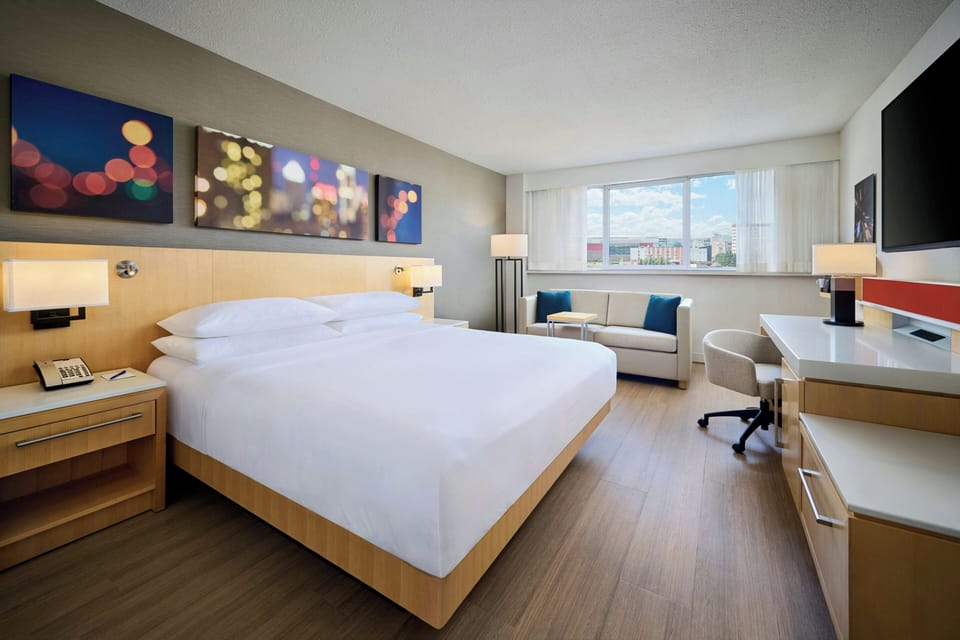 Club Room, 1 King Bed | Pillowtop beds, in-room safe, desk, laptop workspace