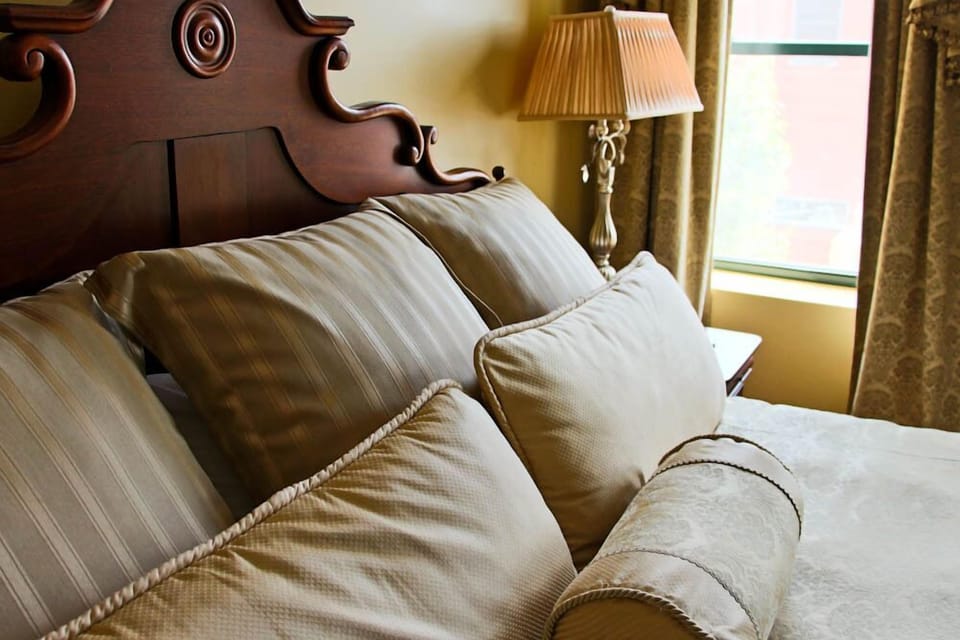 Signature Suite, 1 King Bed | Pillowtop beds, blackout drapes, iron/ironing board, WiFi (free)