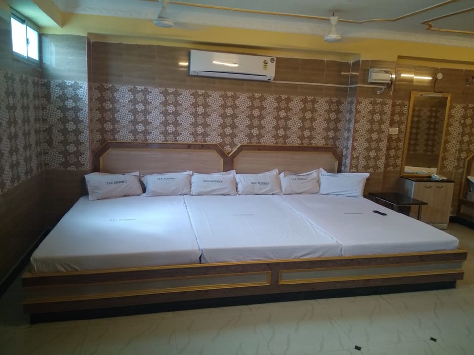 Family Studio, Multiple Beds, Non Smoking | Free WiFi, bed sheets