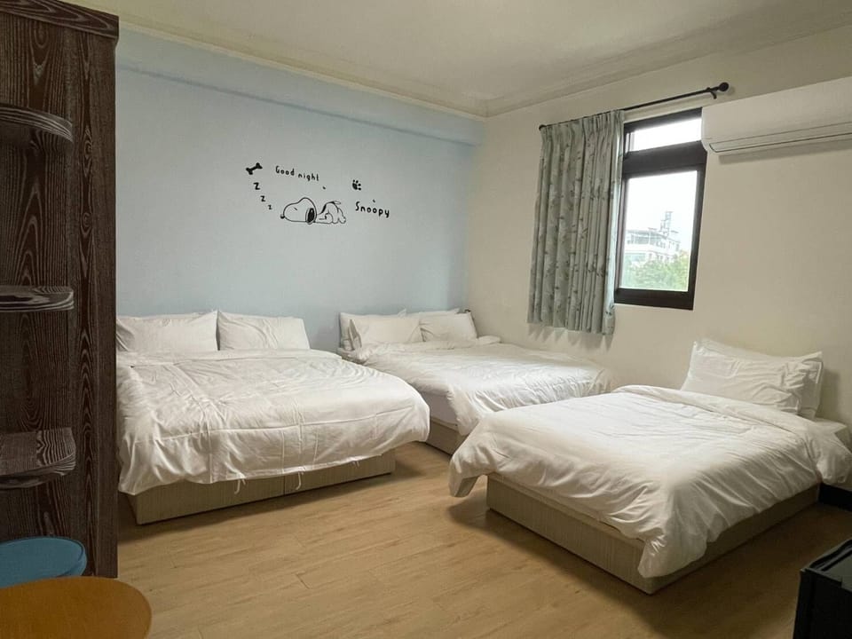 Family Room, Multiple Beds, Non Smoking, Ensuite | Down comforters, laptop workspace, blackout drapes, free WiFi