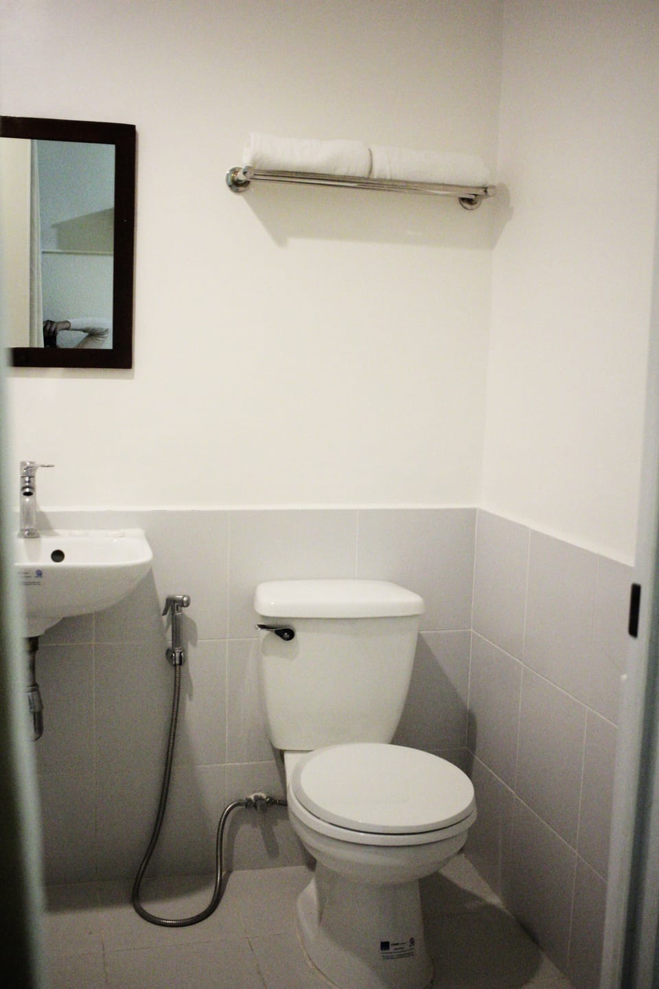 Standard Studio Room | Bathroom | Shower, free toiletries