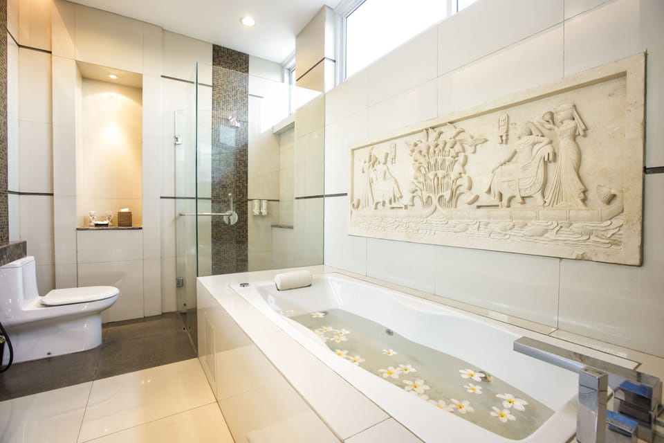 Deluxe Double Room | Bathroom | Shower, hair dryer, slippers, towels