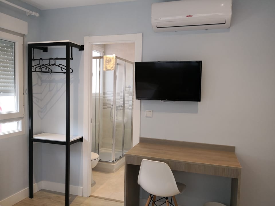 Twin Room | Bathroom shower