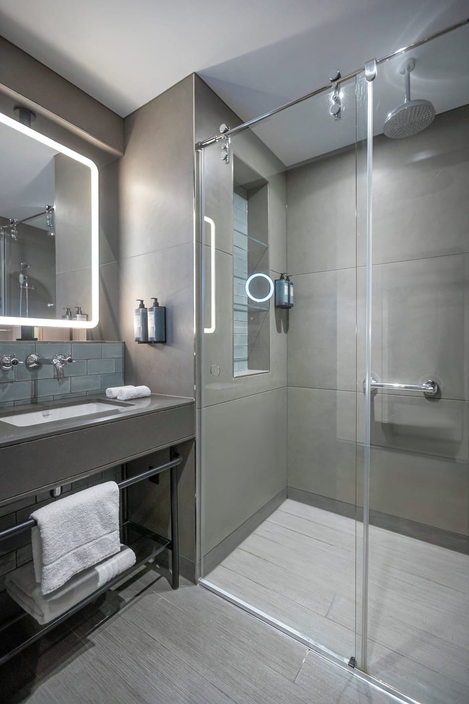 Shower, rainfall showerhead, free toiletries, hair dryer