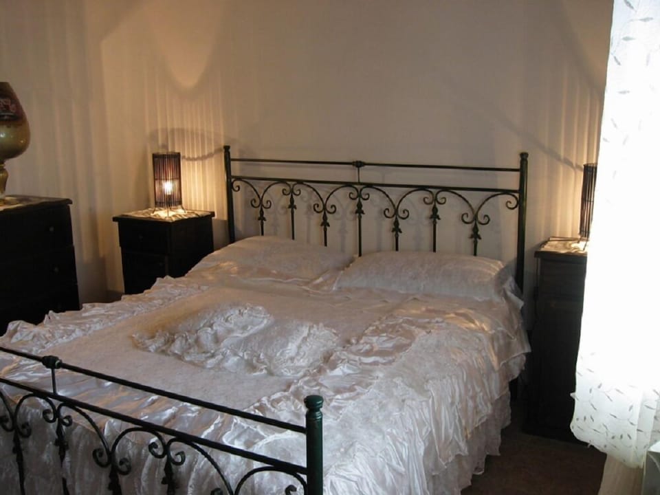 Classic Apartment, Multiple Beds, Non Smoking | Desk, rollaway beds (surcharge), WiFi (free), bed sheets