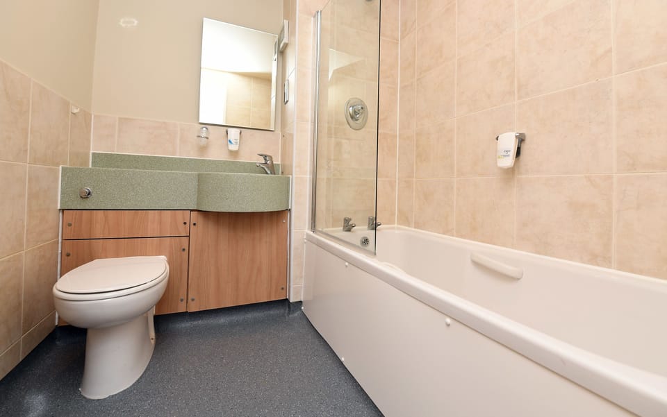 Combined shower/tub, free toiletries, towels