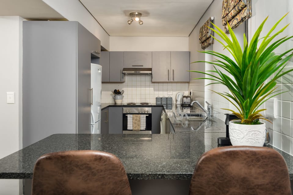 Comfort Apartment, Multiple Beds, Non Smoking | Private kitchenette | Fridge, microwave, oven, stovetop