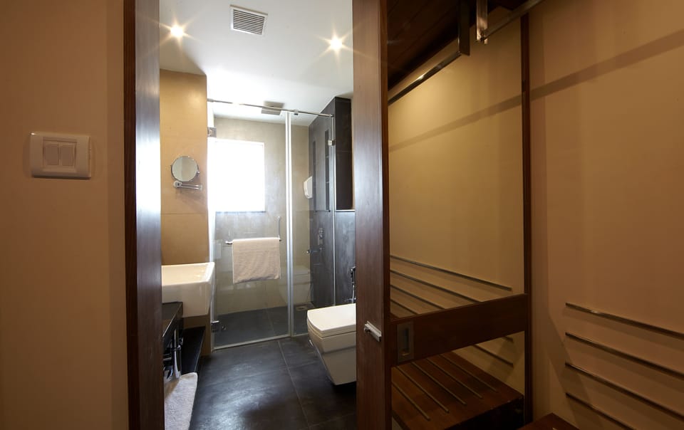 Shower, rainfall showerhead, free toiletries, hair dryer