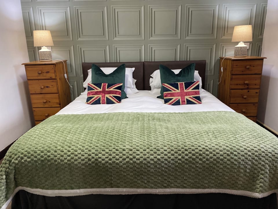 King Room  | Desk, free WiFi, bed sheets