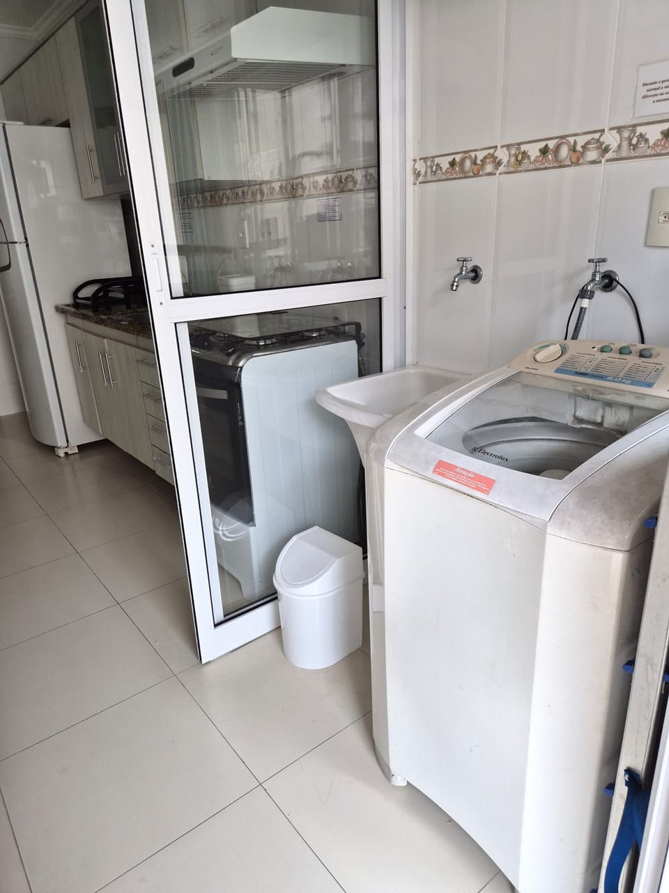 Standard Apartment, Multiple Beds, Smoking | Private kitchen | Fridge, microwave, oven, cookware/dishes/utensils