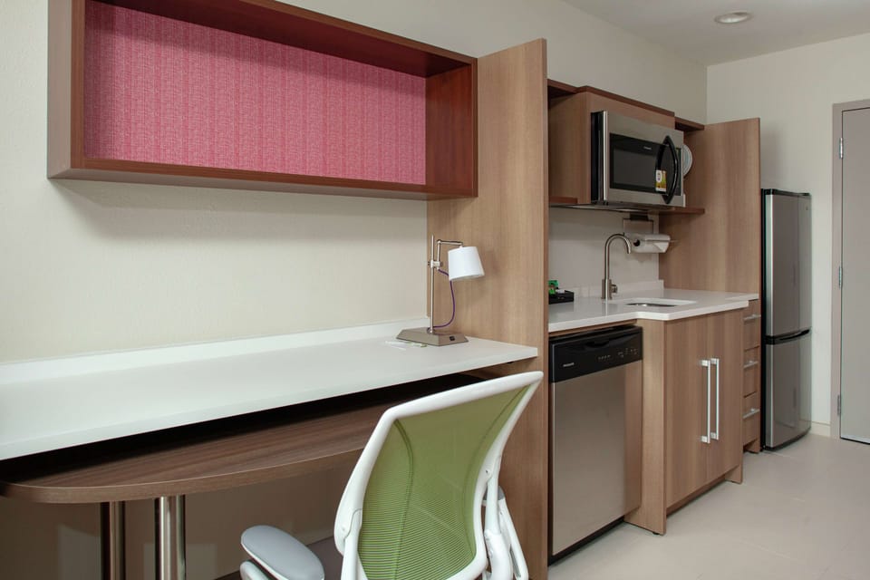 Full-size fridge, microwave, dishwasher, coffee/tea maker