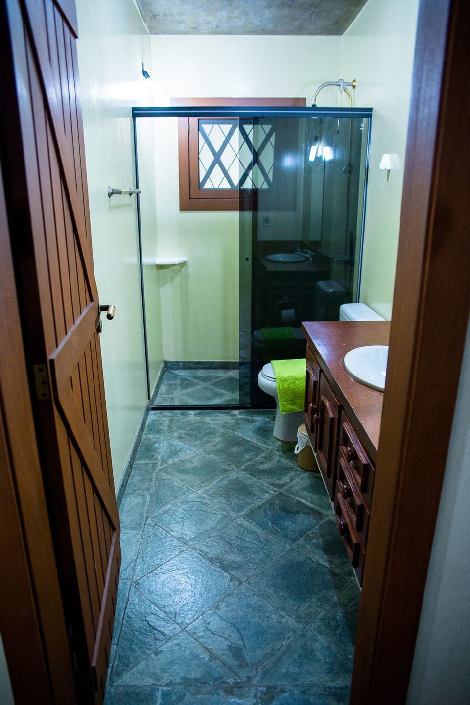 Standard Quadruple Room | Bathroom | Towels
