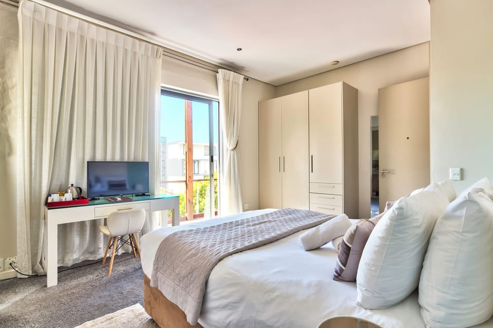 Balcony en-suite room | Premium bedding, minibar, in-room safe, desk