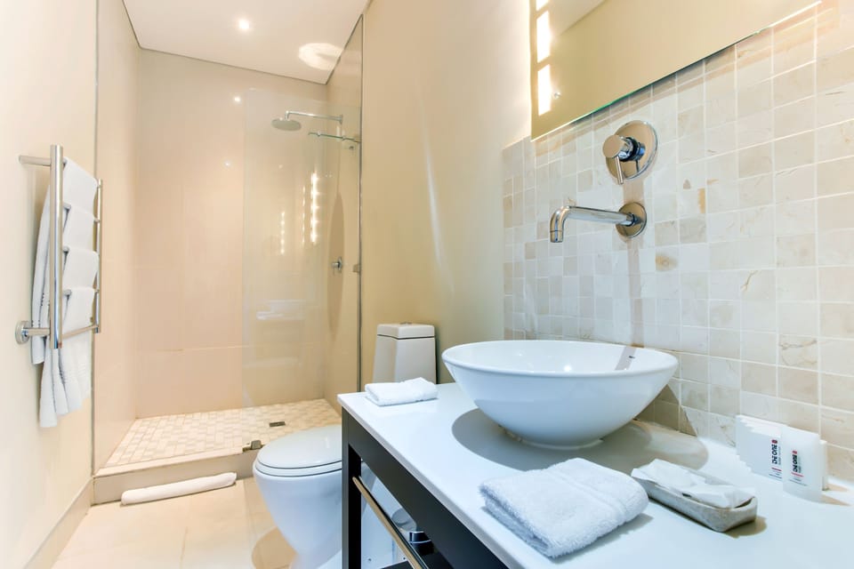 Standard en-suite room | Premium bedding, minibar, in-room safe, desk