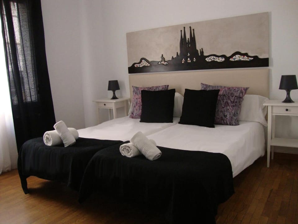 Minibar, iron/ironing board, free WiFi, bed sheets