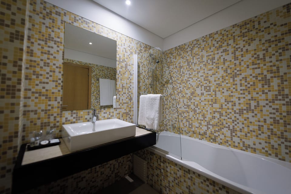 Bathtub, spring water tub, free toiletries, hair dryer