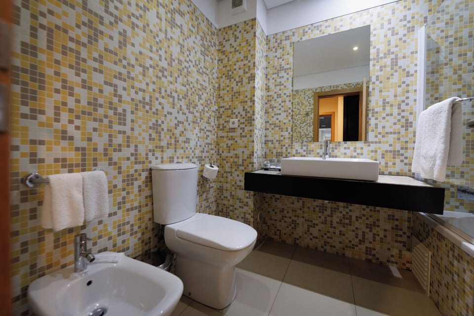 Bathtub, spring water tub, free toiletries, hair dryer