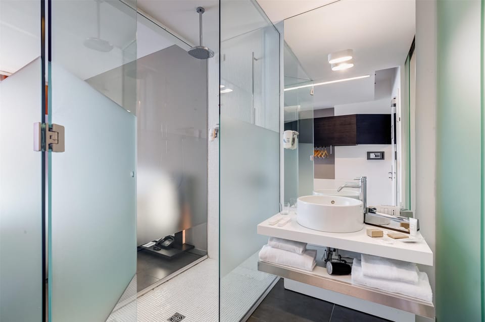 Shower, rainfall showerhead, free toiletries, hair dryer