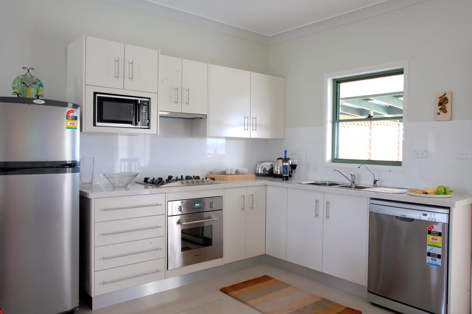 Coffee/tea maker, full-size fridge, microwave, oven