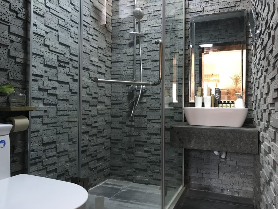 Elite Condo, 1 Queen Bed, Accessible, Non Smoking | Bathroom | Shower, rainfall showerhead, designer toiletries, hair dryer