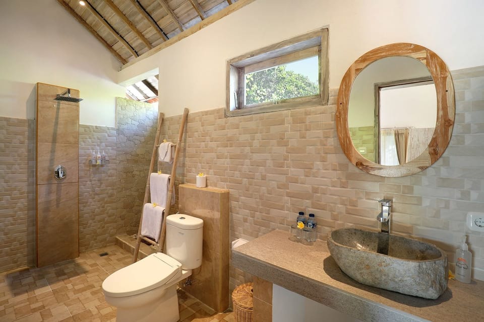 Shower, free toiletries, towels