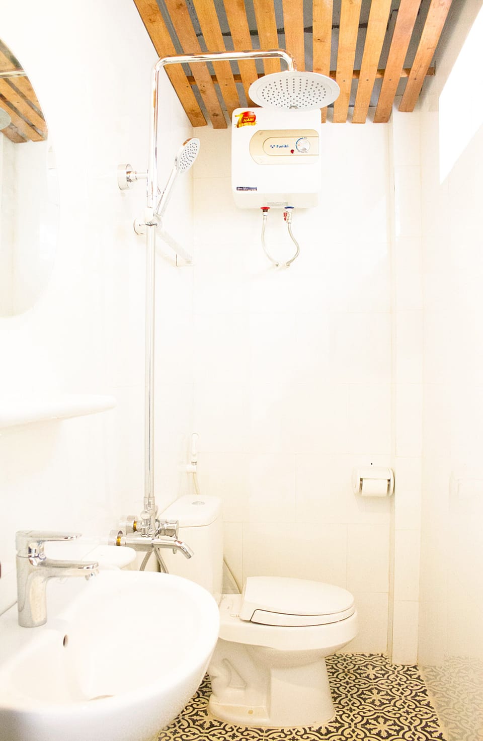 Shower, free toiletries, hair dryer, slippers