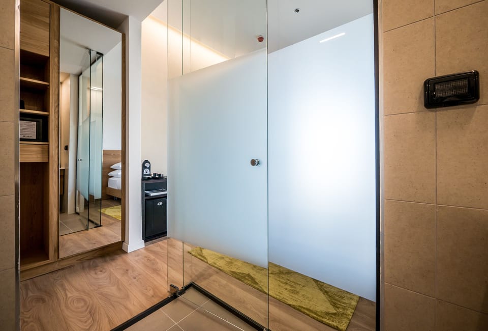 Classic Triple Room | 1 bedroom, minibar, in-room safe, desk