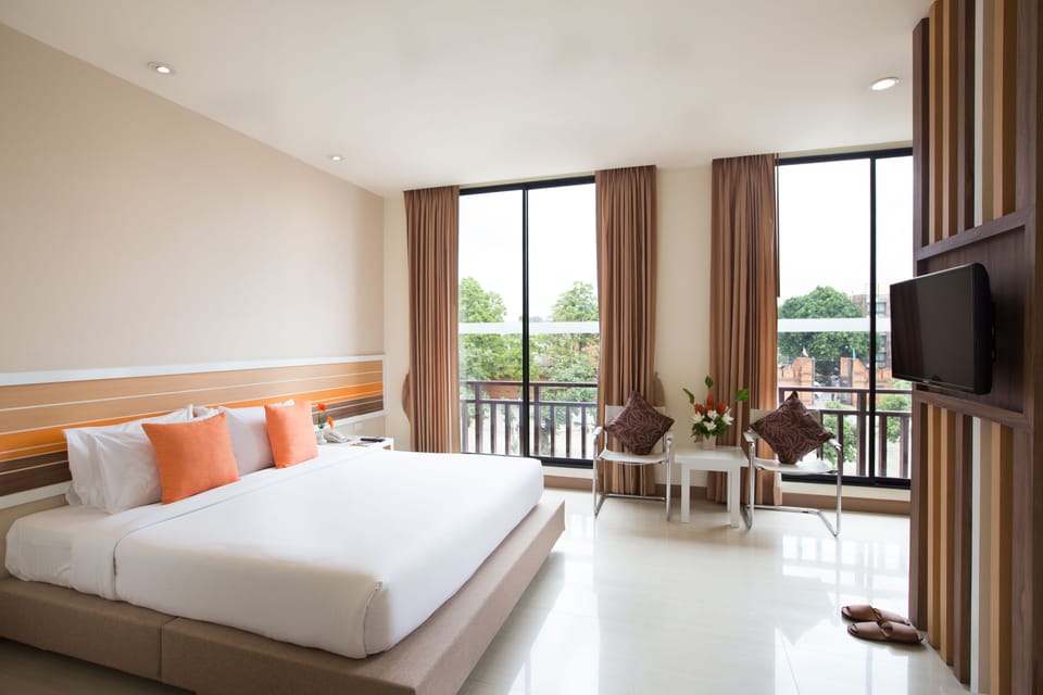 Deluxe Room, Corner | Minibar, in-room safe, desk, blackout drapes
