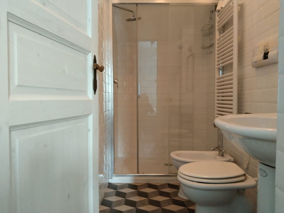 Camera matrimoniale vista montagna | Bathroom | Shower, hair dryer, towels, soap