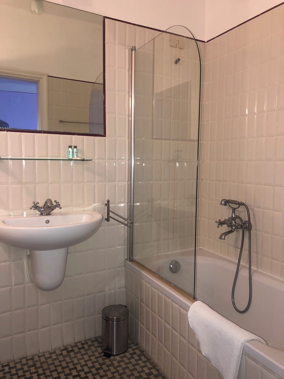 Camera quadrupla vista montagna | Bathroom | Shower, hair dryer, towels, soap