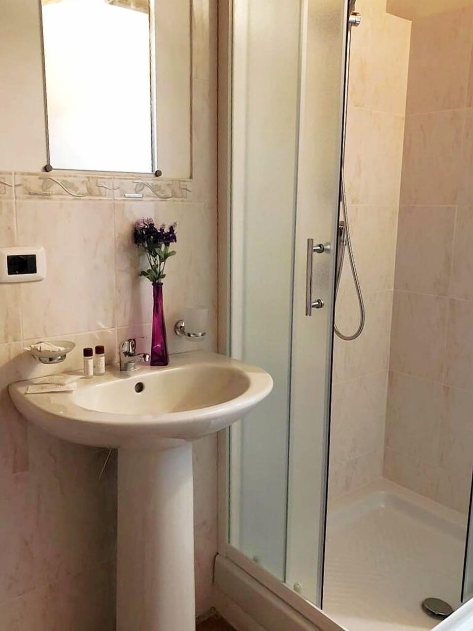 Shower, rainfall showerhead, free toiletries, hair dryer